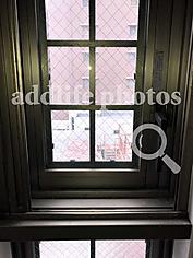 洋室やキッチンなどにある段窓の縦すべり出し窓