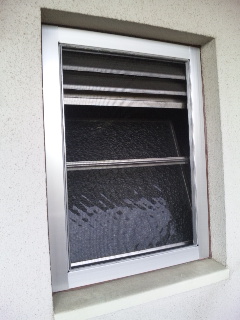 内倒し窓の固定網戸