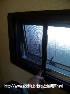 横すべり出し窓に取付けた横引きロール網戸