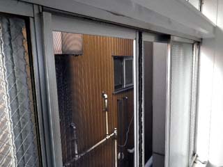 ビルの４枚建て窓の合わせ網戸