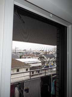 テラス窓の横引ロール網戸